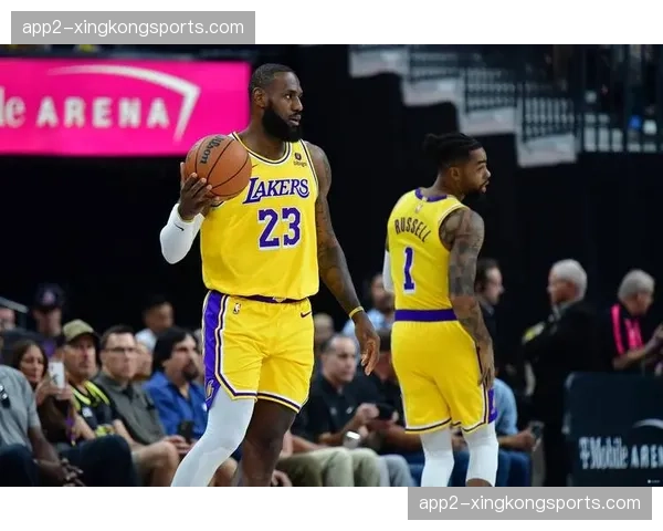 湖人启用五小阵容詹姆斯打中锋，第二节12-4攻击波阵容调整